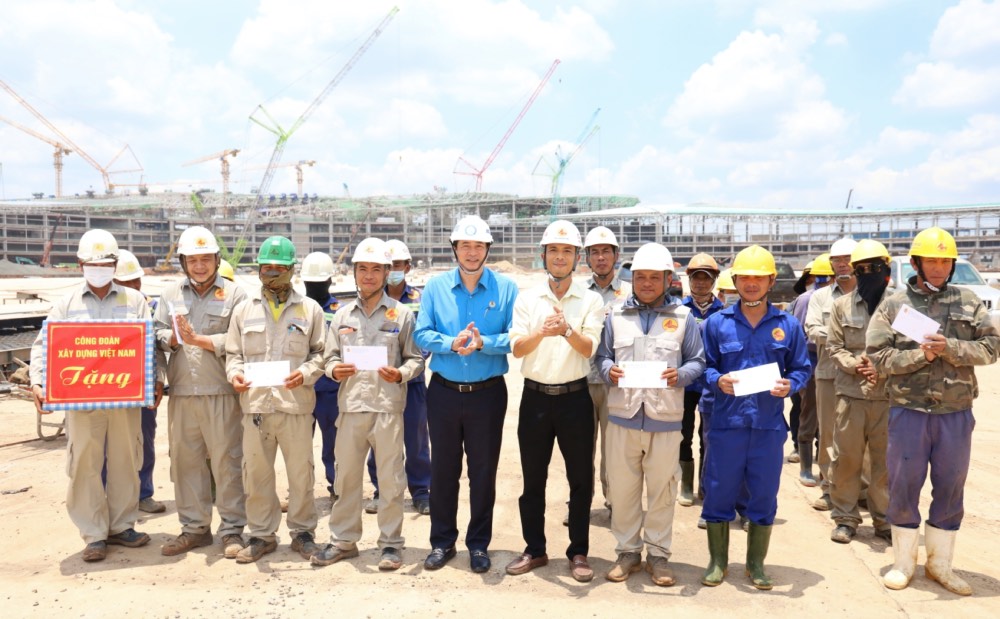 베트남 건설 노동조합 지도부가 건설 현장에서 노동자들에게 선물을 전달하고 있습니다. 사진: 하안