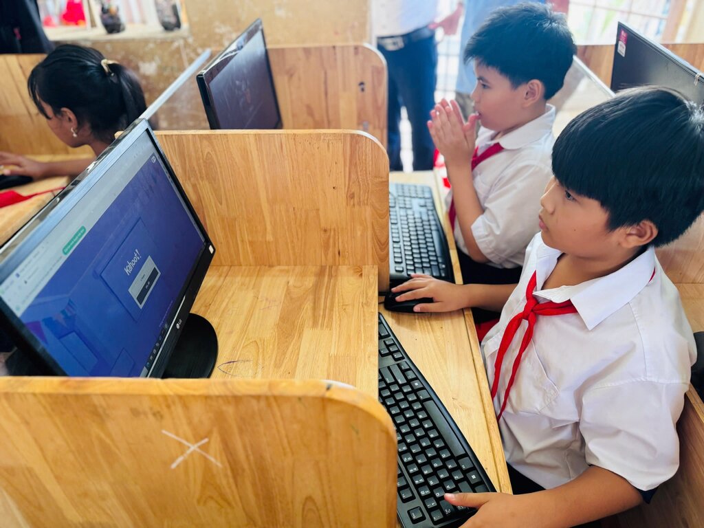 Moi hoc sinh duoc thuc hanh tren mot may tinh se giup tang hieu qua hoc tap mon tin hoc.