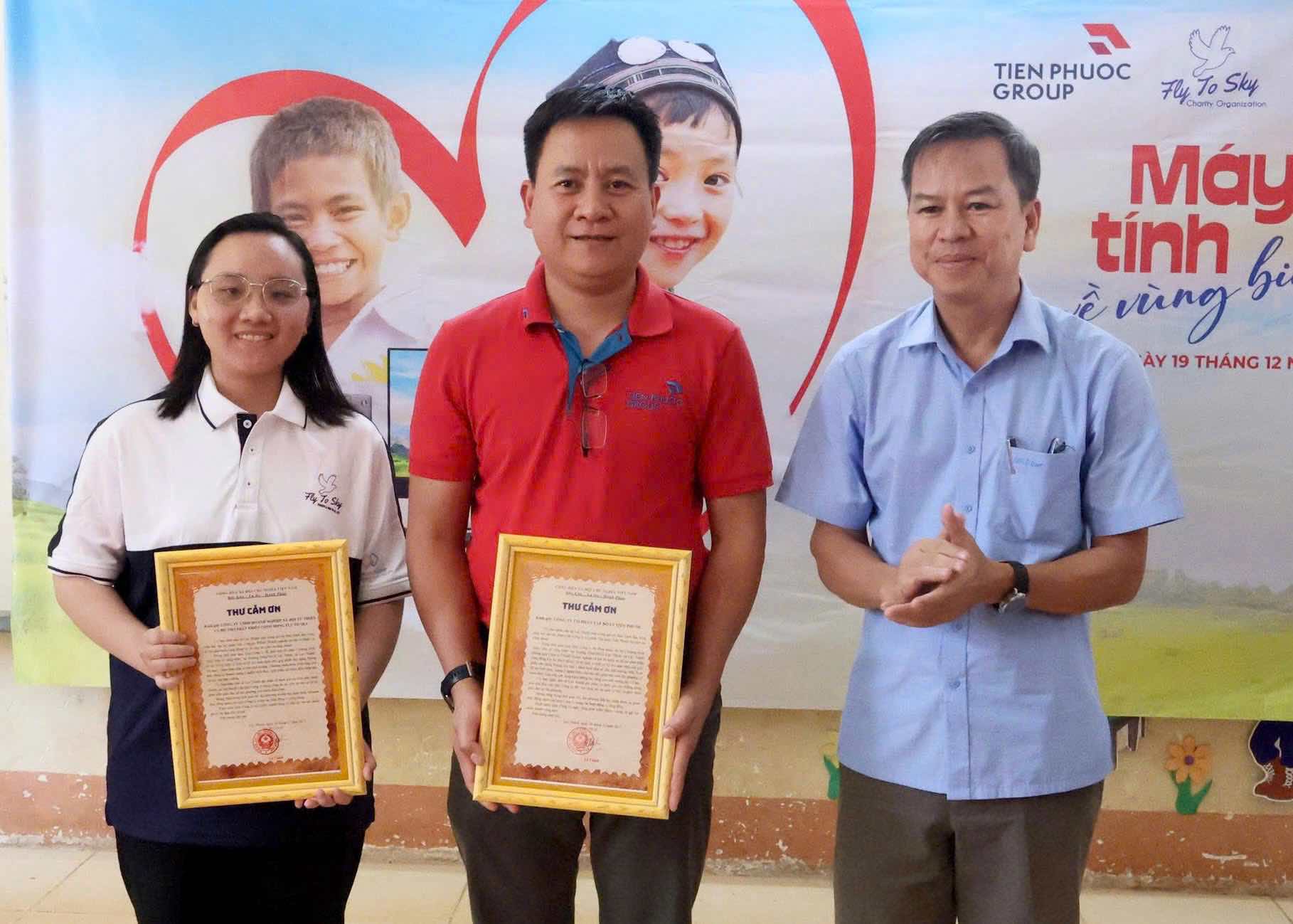 Mr. Le Thinh (in blue shirt) - Vice Chairman of Loc Thanh commune presented a letter of thanks to the representative of the program " decomputers to the border".