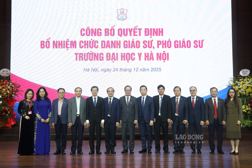 La Universidad de Medicina de Hanoi nombra a 38 profesores y profesoras titulares marcando la calidad de la formacion medica