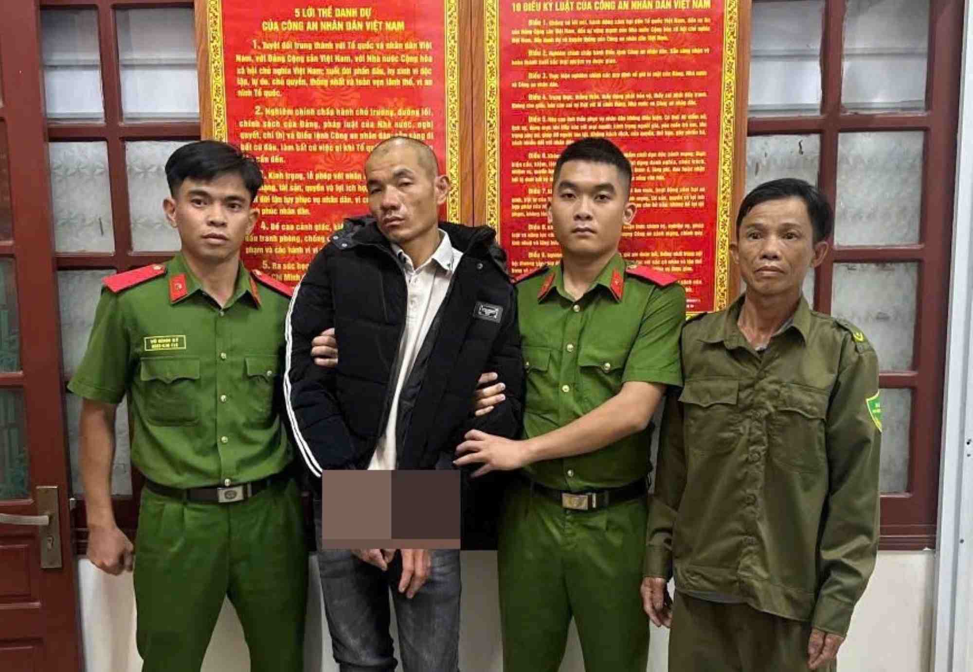 Đối tượng trộm cắp bị công an Đà Nẵng bắt giữ cùng tang vật vụ án. Ảnh: Bảo Ngọc