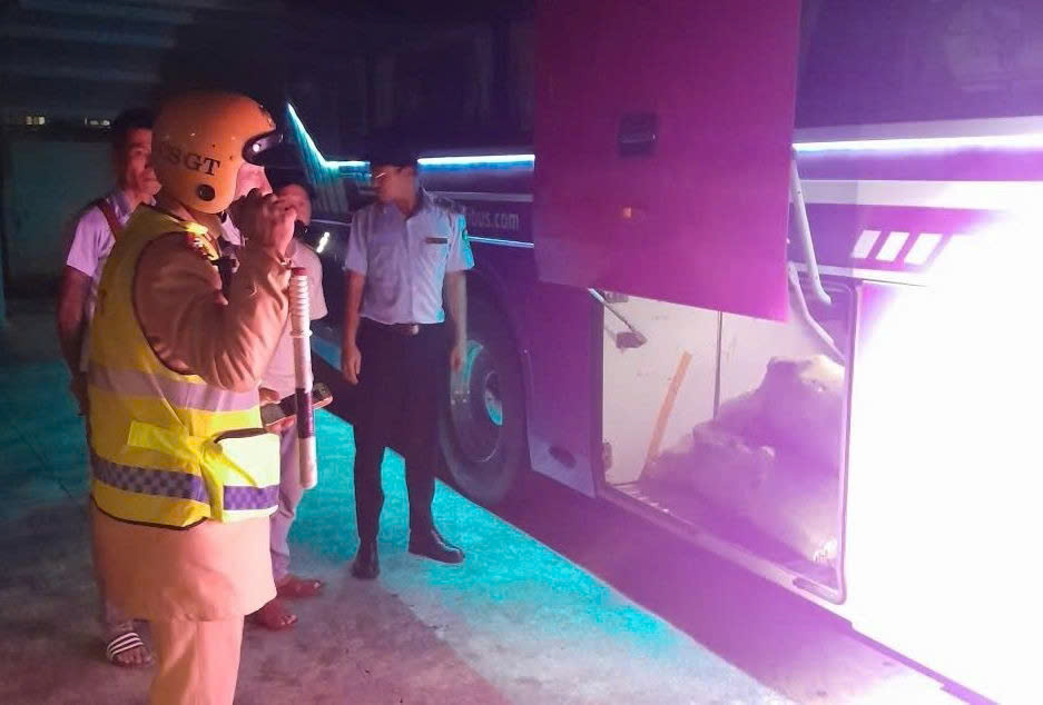 The authorities inspected the passenger car transporting goods of unknown origin. Photo: Provided by the police