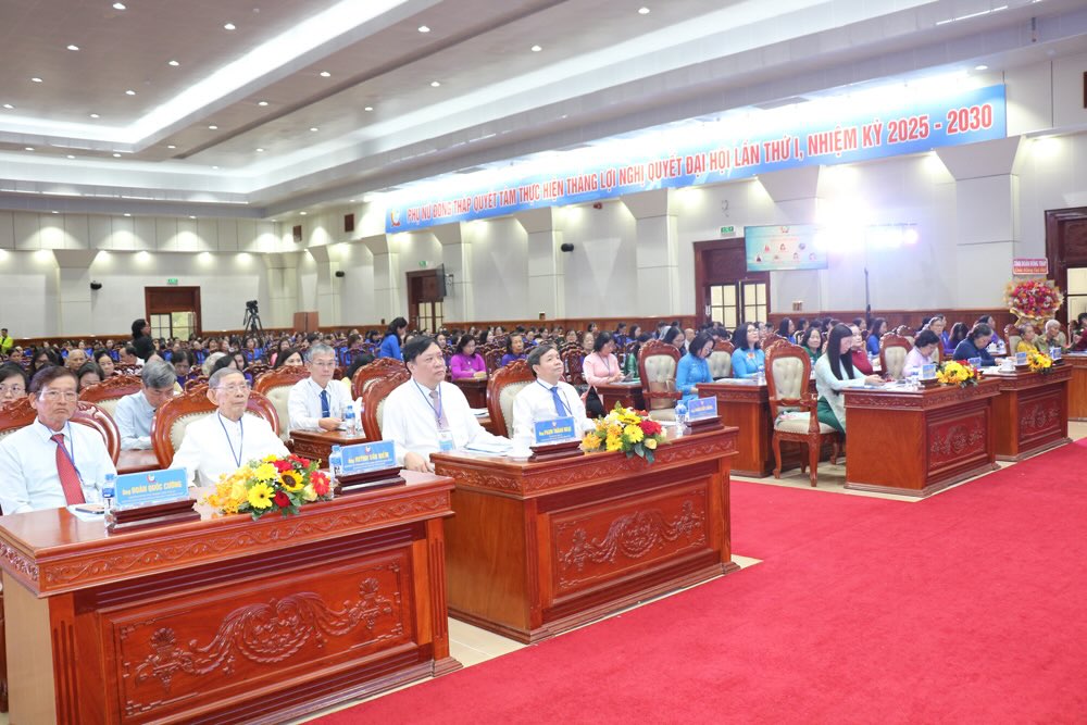 Dai bieu tham du dai hoi dai bieu Phu nu tinh Dong Thap lan thu I . 