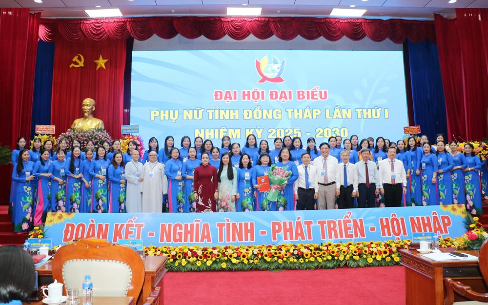 Ban Chap hanh Hoi Lien hiep Phu nu tinh Dong Thap ra mat va nhan hoa chuc mung. Anh: Cong thong tin dien tu Dong Thap.