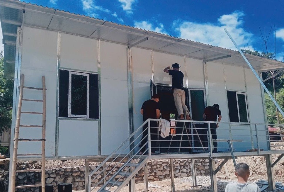 Gap rut hoan thien cac ngoi nha cho nguoi bi anh huong thien tai tai xa Muong Tip. Anh: Van Truong