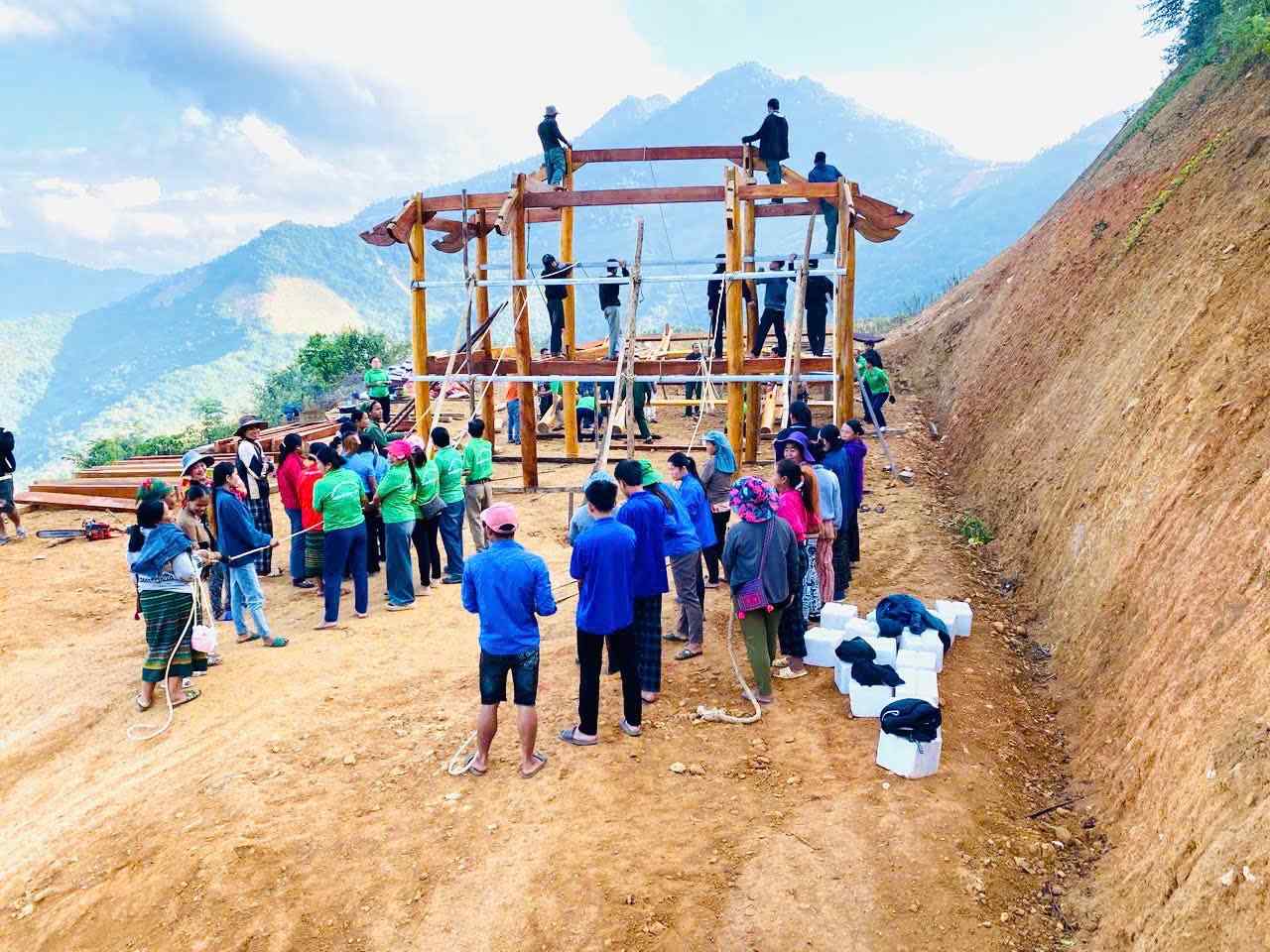 Doan vien thanh nien Nghe An chung tay ho tro nguoi dan mien nui dung lai nha cua bi lu cuon troi. Anh: Ngoc Anh