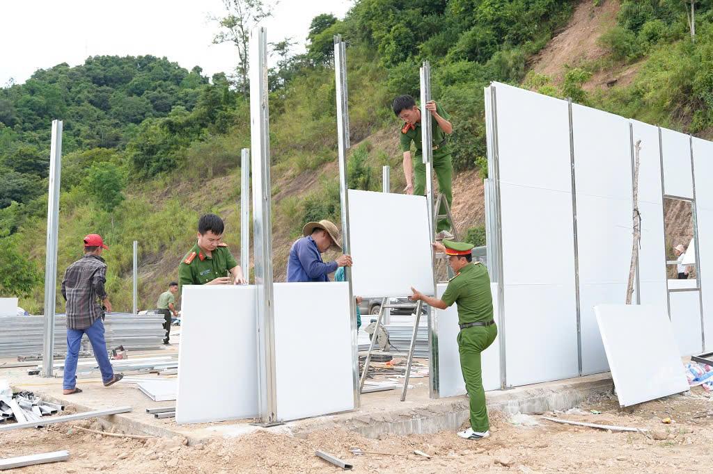 Cong an xa Tuong Duong phoi hop voi don vi thi cong day nhanh tien do, kip hoan thanh va ban giao nha cho nguoi dan. Anh: Ngoc Anh