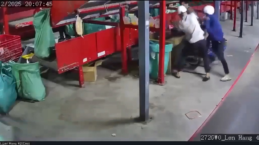 Hiện trường vụ 2 công nhân đã bị cho nghỉ việc quay lại đánh, đâm tổ trưởng tử vong. Ảnh: Cắt từ camera an ninh