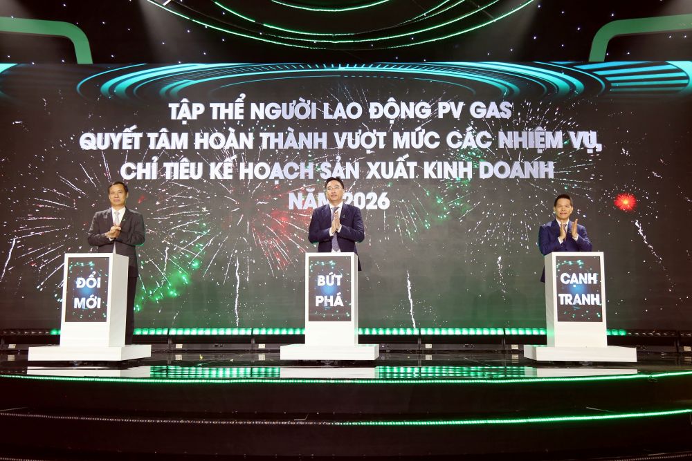 Dai dien Lanh dao, nguoi lao dong PV GAS thuc hien nghi thuc phat dong thi dua hoan thanh thang loi cac chi tieu ke hoach nam 2026