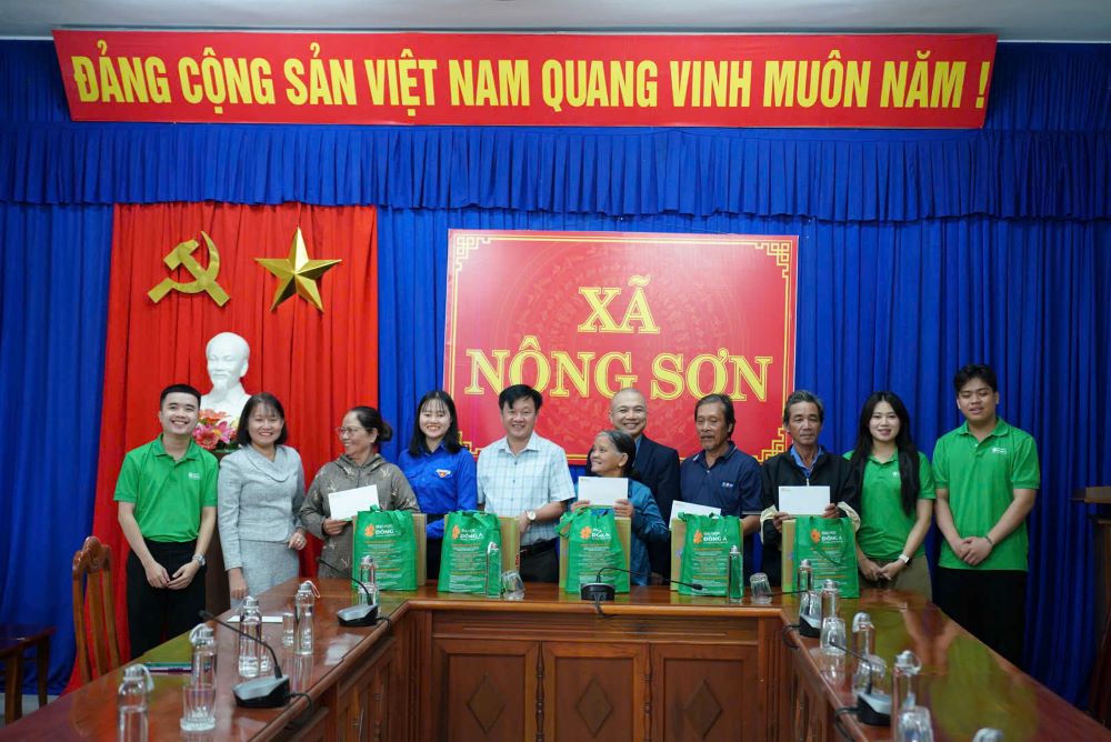 Dai hoc Dong a trao qua cho cac ho gia dinh bi anh huong boi lu lut tai Da Nang. Anh: Mai Vy