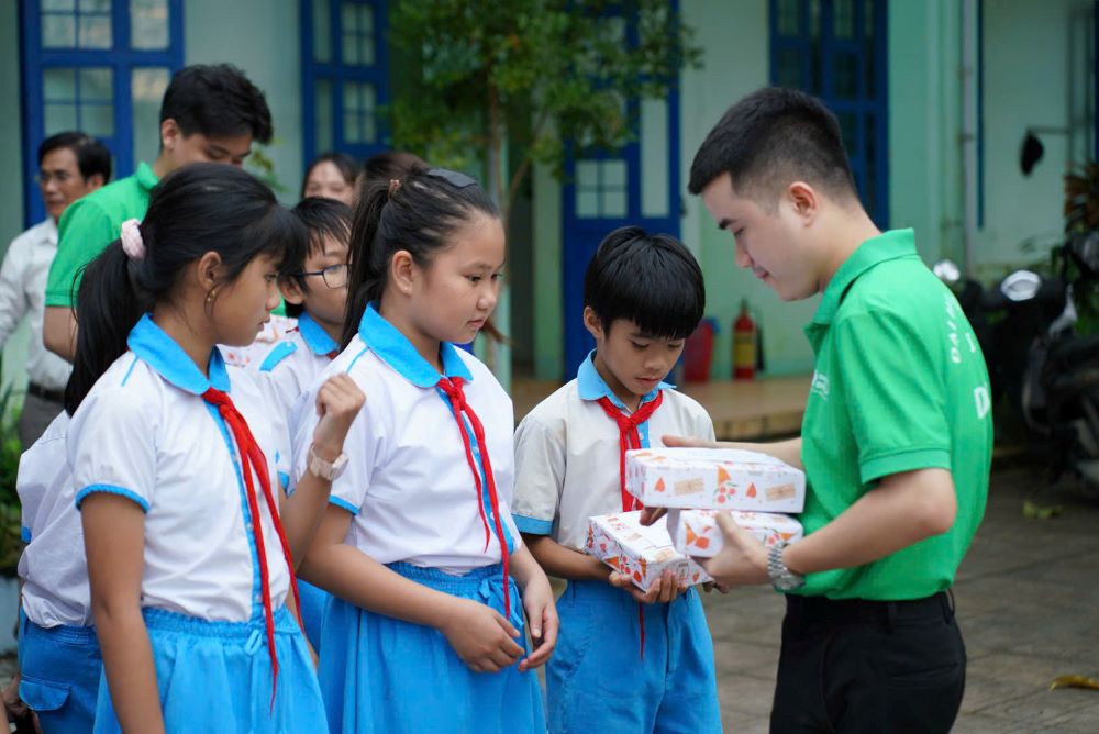 Dong A University presented thousands of gifts to students at 3 schools Pham Phu Thu, Hoang Dieu Primary School and Nguyen Dinh Hien Primary School (Nong Son commune, Da Nang city). Photo: Mai Vy