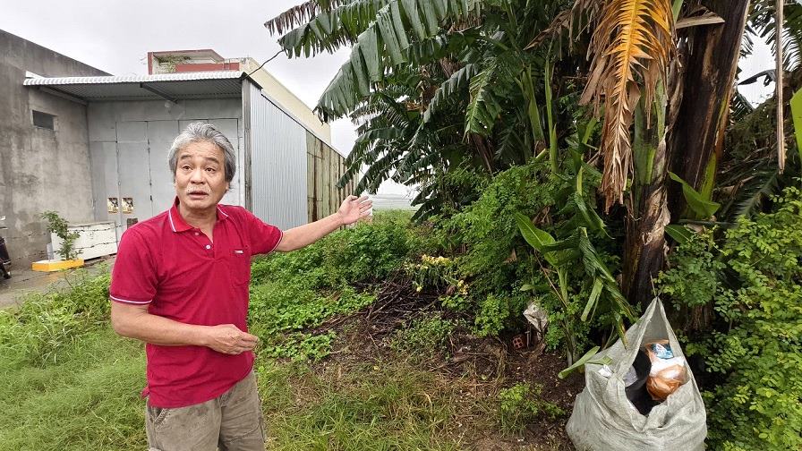 Ông Đặng Huy Dũng ở Quảng Ngãi trúng đấu giá 2 lô đất nhưng sau đó phát hiện ra một lô chỉ nằm trên giấy. Ảnh: Viên Nguyễn