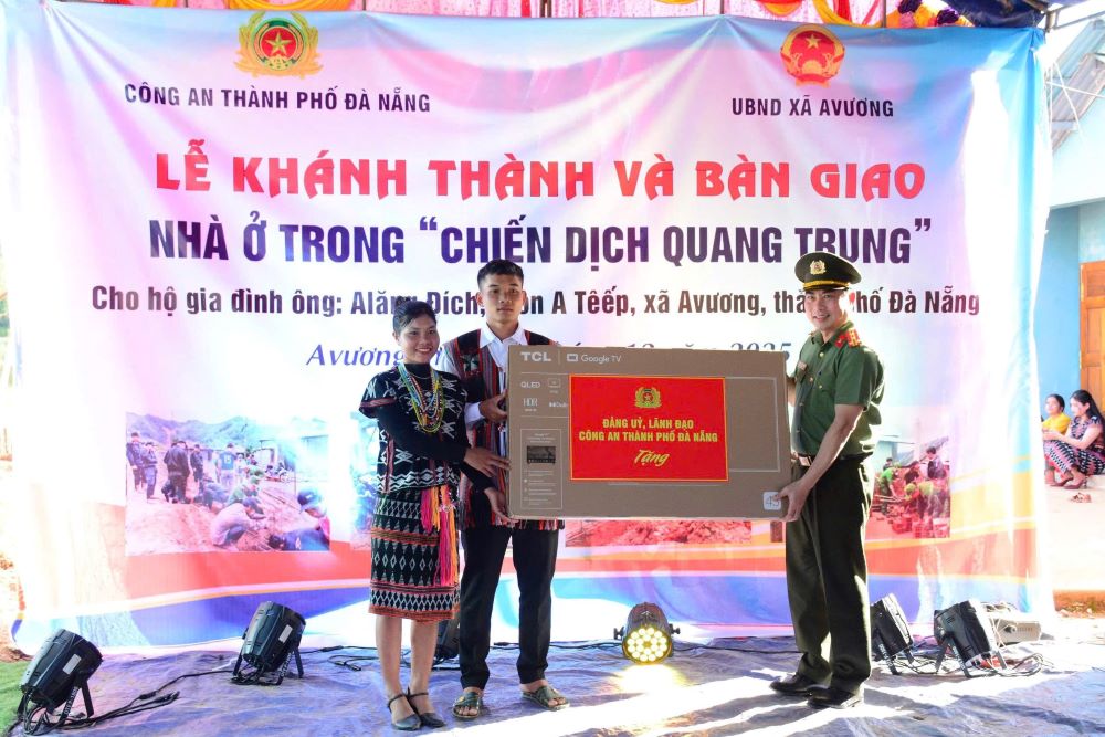 Dai ta Nguyen Xuan Hoang tang qua mung tan gia gia dinh anh Alang Dich. Anh: Dai Lam