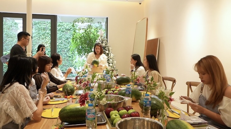 Experience making Christmas pine trees from fruit, priced at millions of VND still attracts customers