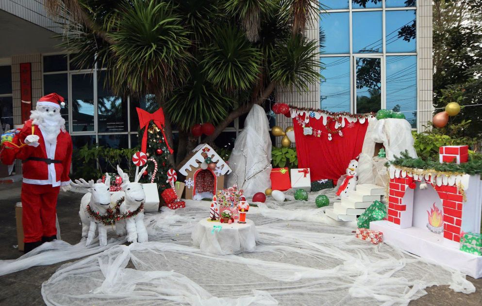 Can canh mot tac pham tham gia cuoc thi trang tri don giang sinh do Cong doan co so phoi hop cung Ban giam doc Cong ty TNHH Du Duc Viet Nam to chuc. Anh: Thanh Mai