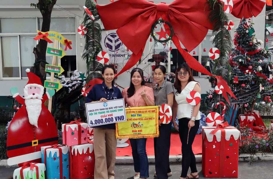 Trao thuong cho doi giai Nhi. Anh: Thanh Mai