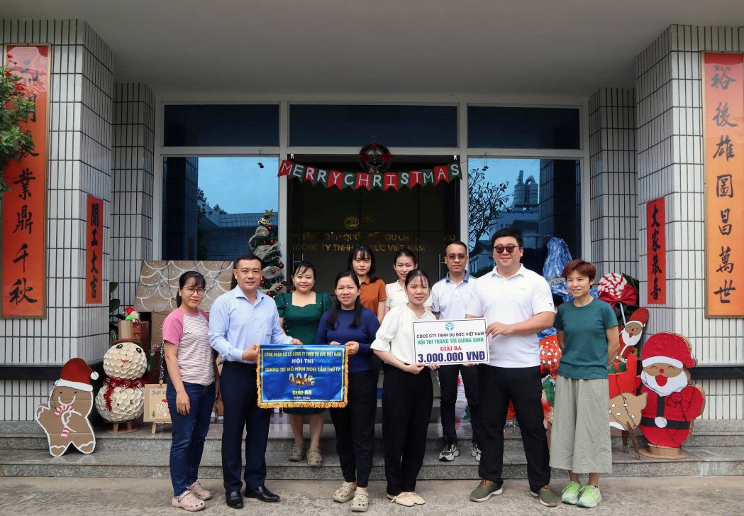 Trao thuong cho doi dat giai Ba. Anh: Thanh Mai