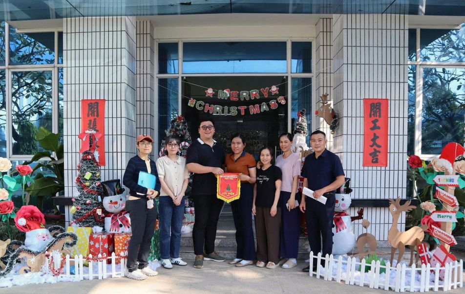 Trao thuong cho doi dat giai Khuyen khich. Anh: Thanh Mai