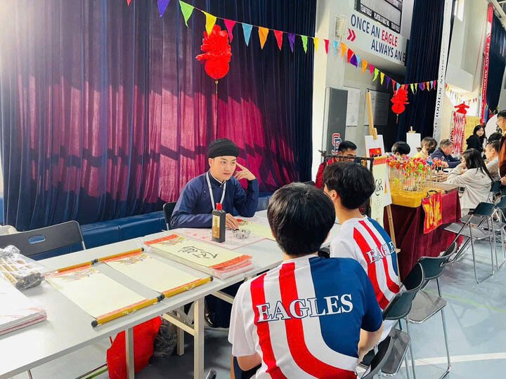 Thông qua các buổi workshop, anh Bùi Khắc Sáng lan toả tình yêu thư pháp và tinh thần trân trọng chữ nghĩa đến người trẻ. Ảnh: NVCC  