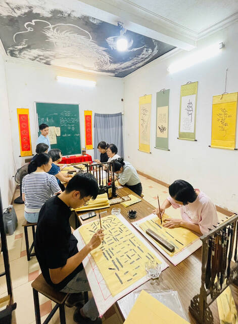 Anh còn mở lớp dạy viết thư pháp thu hút nhiều người muốn tìm tòi, cả khách trong nước và quốc tế. Ngoài ra anh còn có lớp dạy Online miễn phí dành cho những ai ở xa. Ảnh: NVCC 