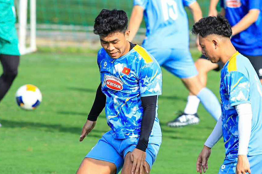 12월 24일 오후 U23 베트남 훈련 중인 중앙 수비수 Pham Ly Duc. 사진: Minh Dan