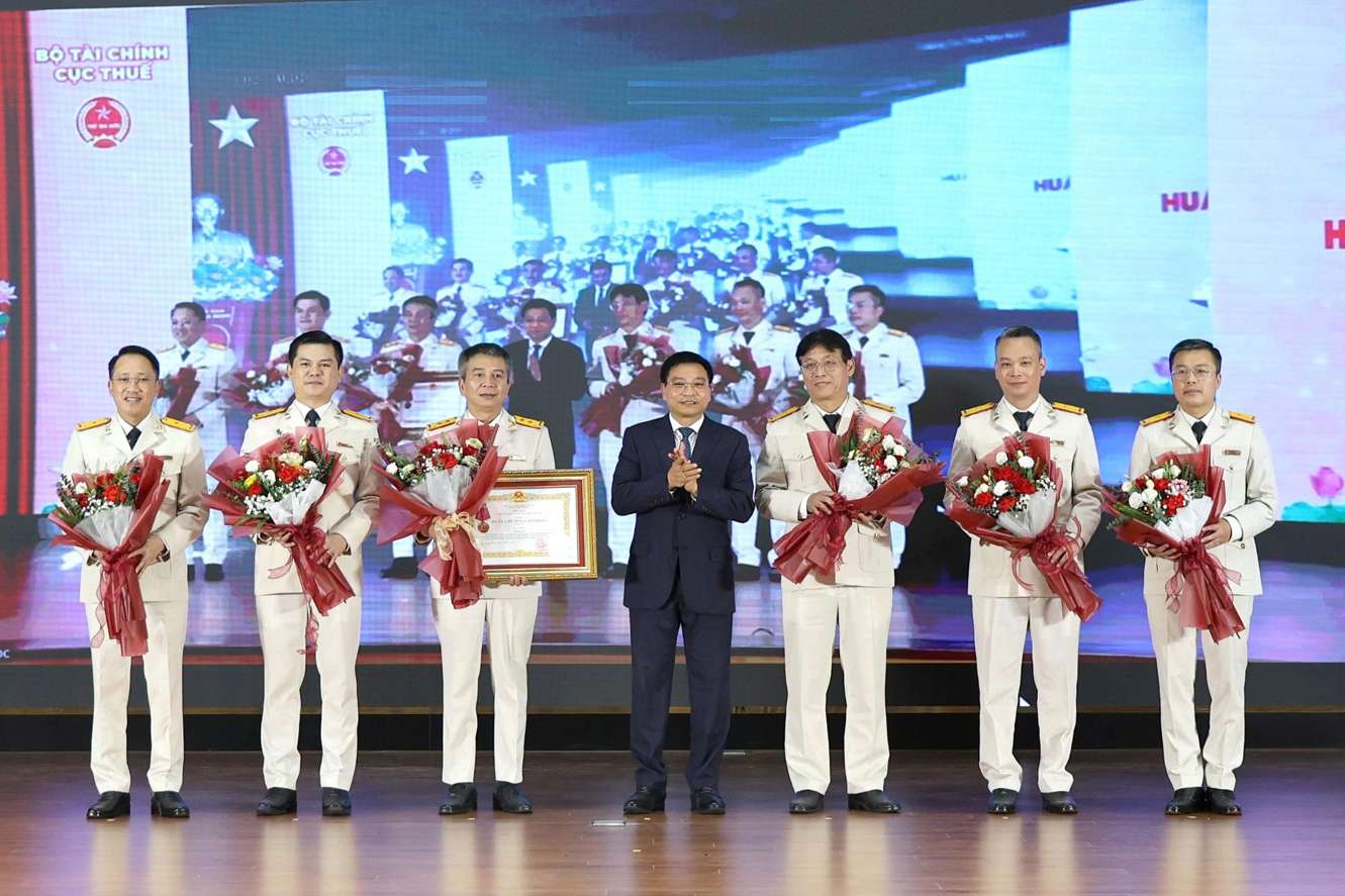 Bo truong Bo Tai chinh trao tang Huan chuong Lao dong hang Ba cho tap the Cuc Thue. Anh: Cuc Thue