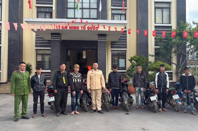 Traffic police strictly handle young people who violate traffic laws. Photo: Son La Provincial Police