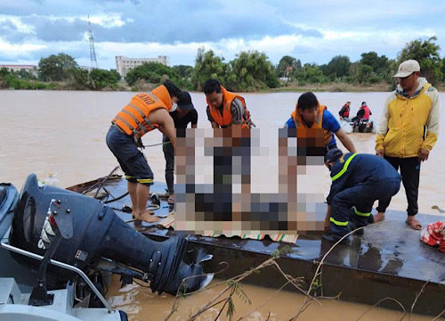 Khanh Hoa provincial authorities found the body of a young man who fell off a bridge. Photo: Phuong Linh