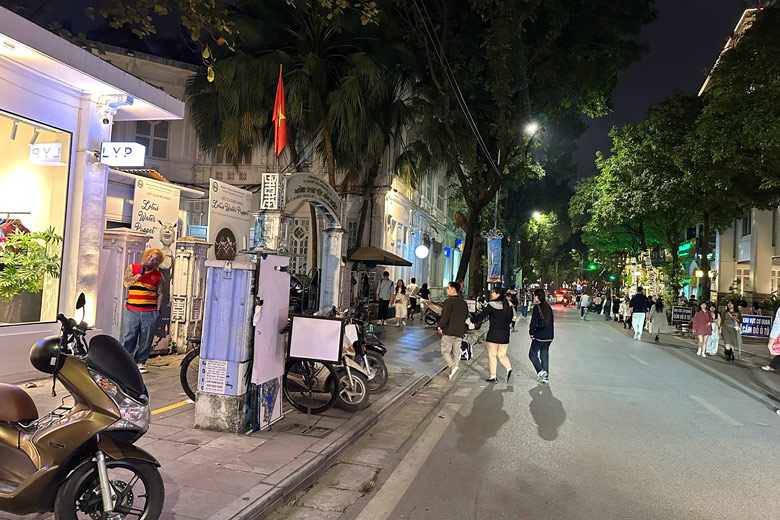 Mot dia diem tren pho Hang Trong thu 50.000 dong/xe may. Anh: Viet Anh