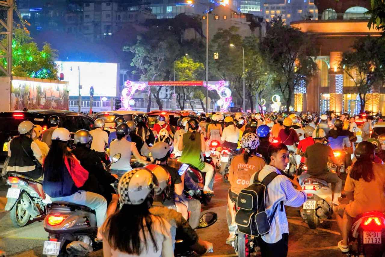 Giao thong dong duc tai khu vuc trung tam thanh pho. Anh: Anh Tu