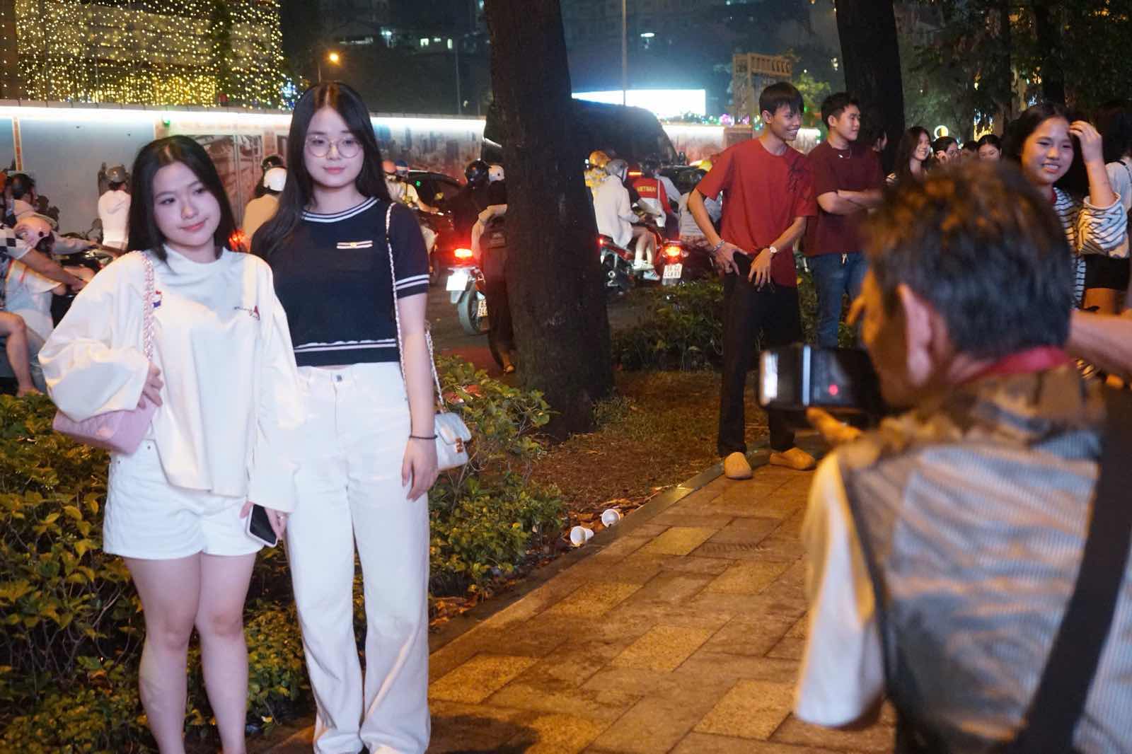 Nhieu nhom ban tre tranh thu ghi lai khoanh khac Giang sinh tai khu vuc gan Nha tho Duc Ba. Anh: Anh Tu