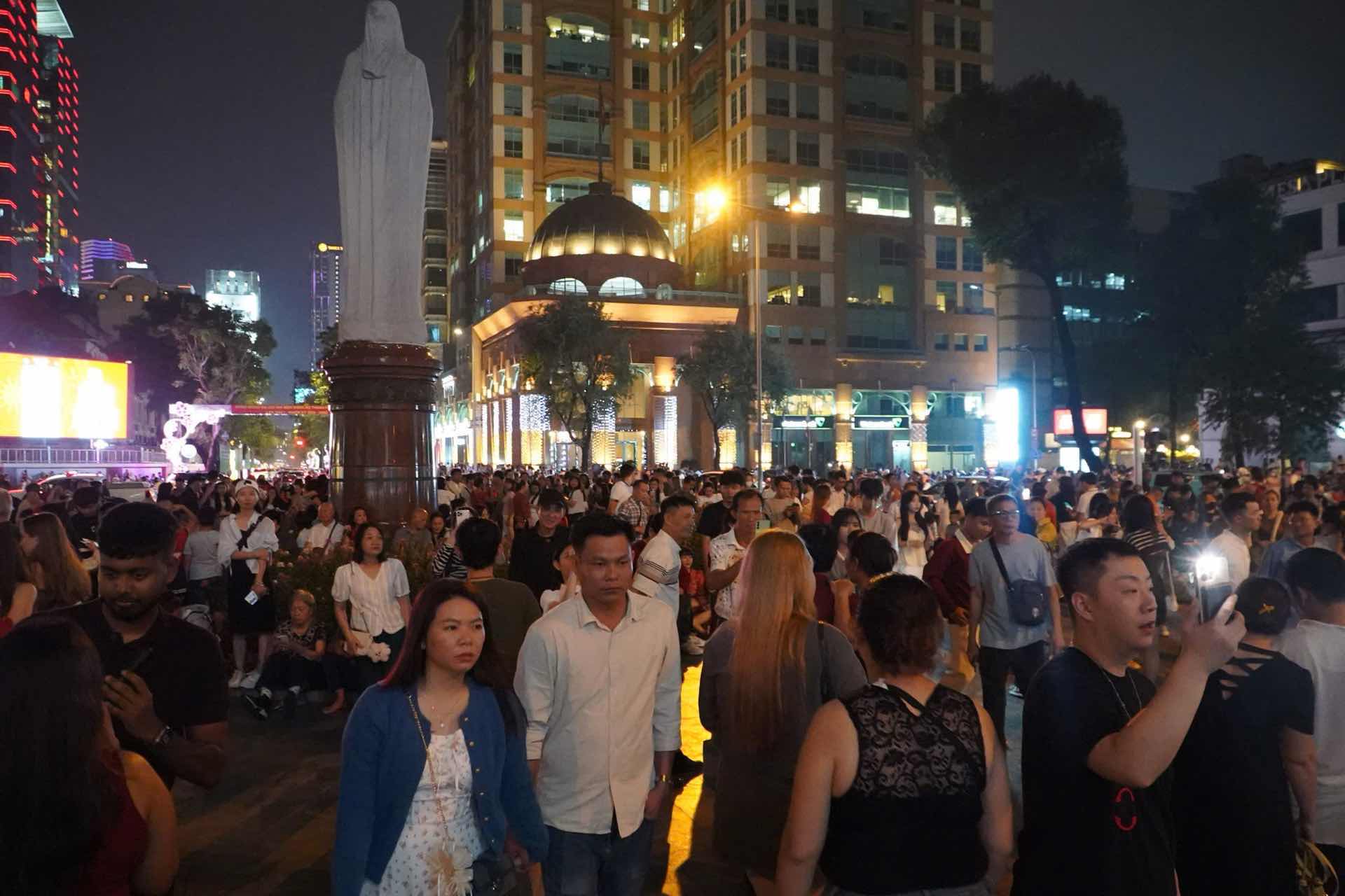 Nguoi dan do ve khu vuc Nha tho Duc Ba vui choi, chup anh trong dem Giang sinh. Anh: Anh Tu