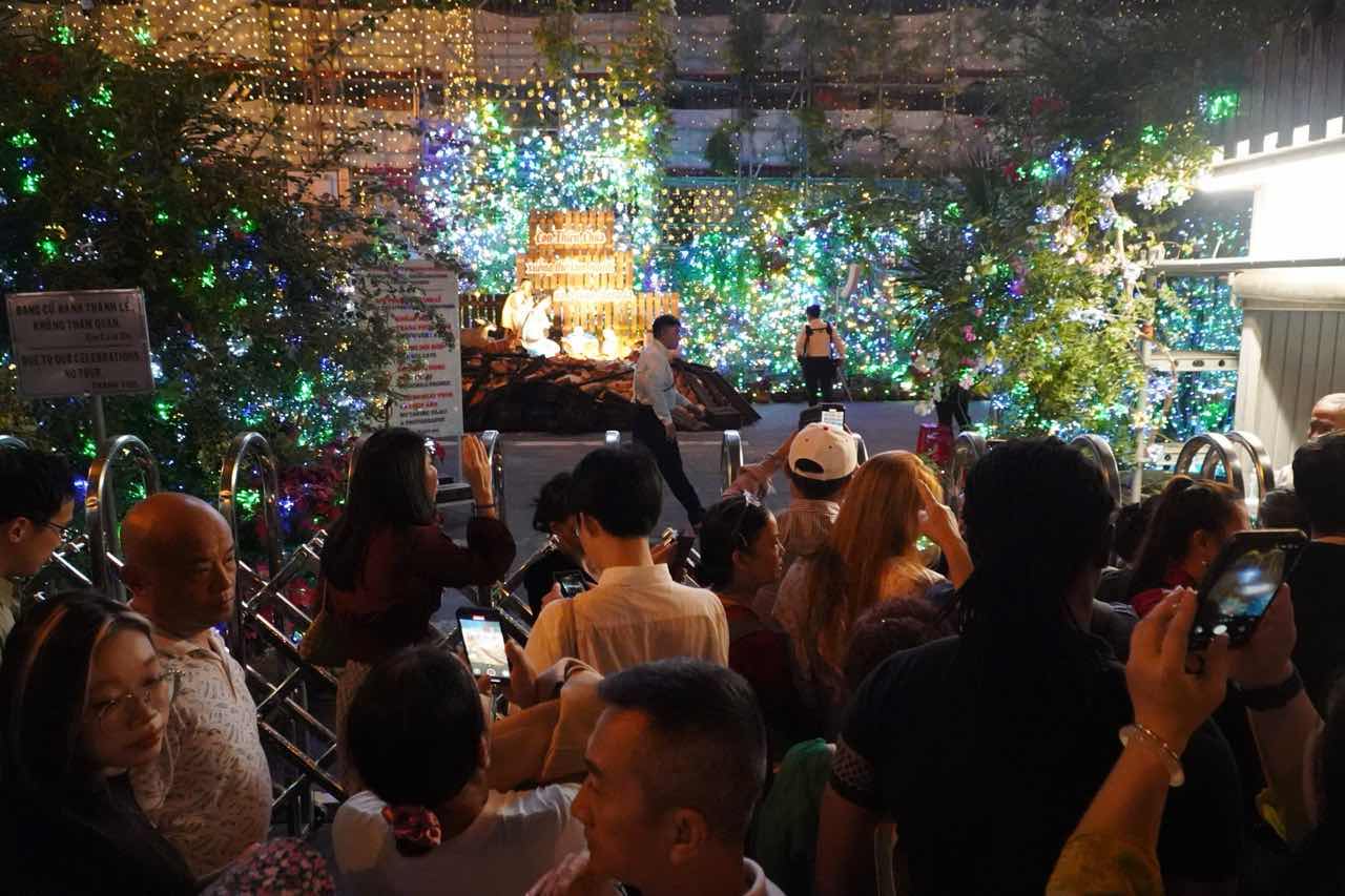 Khong khi Giang sinh ron rang tai khu vuc trung tam TPHCM voi anh den va tieu canh trang tri ruc ro. Anh: Anh Tu