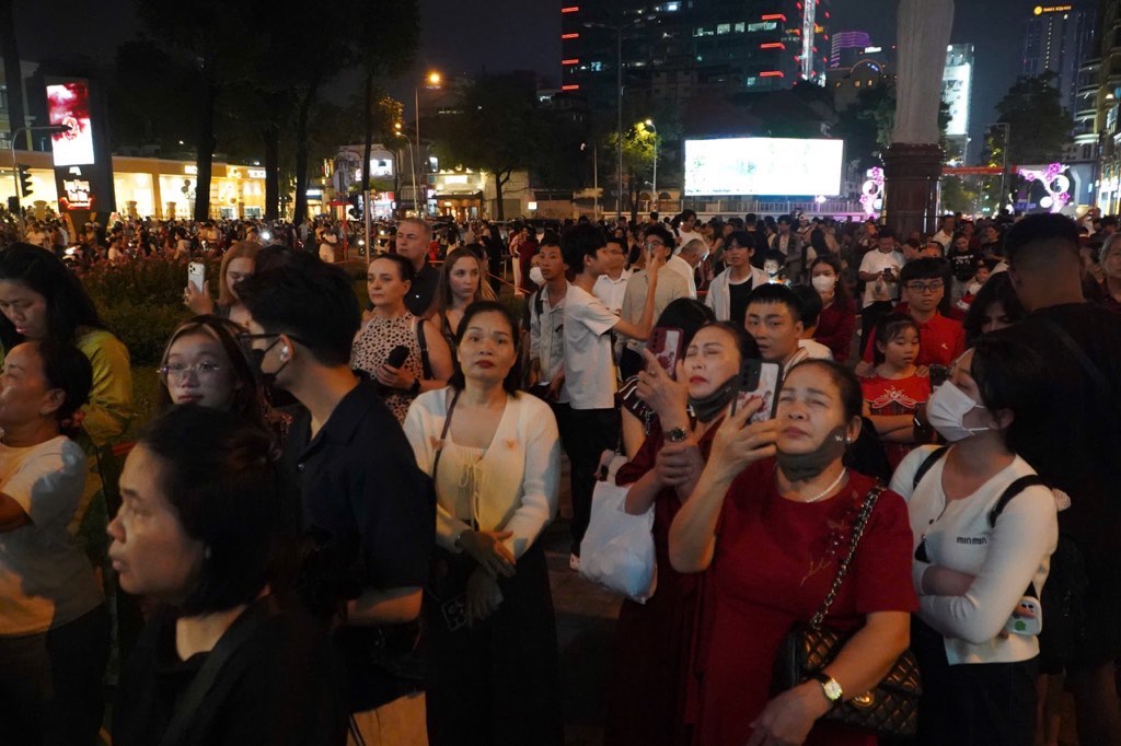 Nguoi dan tranh thu ghi lai khoanh khac Giang sinh tai cac diem trang tri Noel o trung tam TPHCM. Anh: Anh Tu