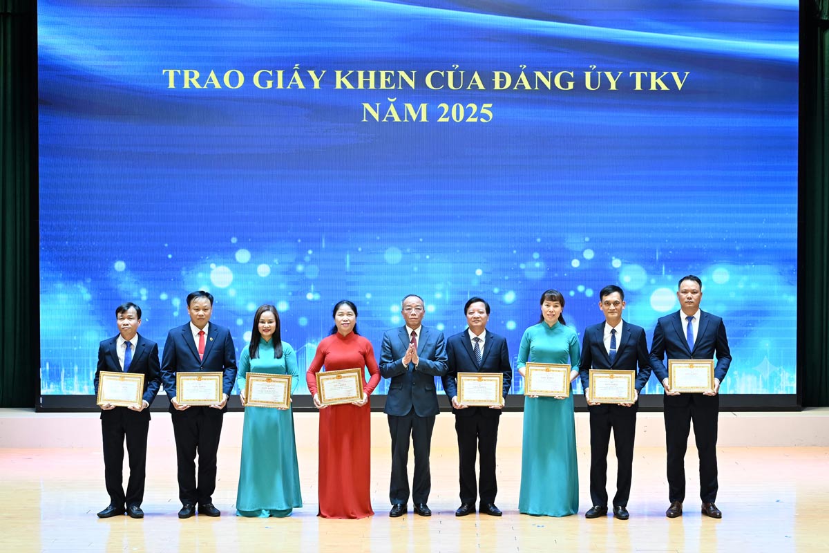 Nhieu ca nhan, tap the duoc nhan giay khen cua Dang uy TKV. Anh: Doan Hung