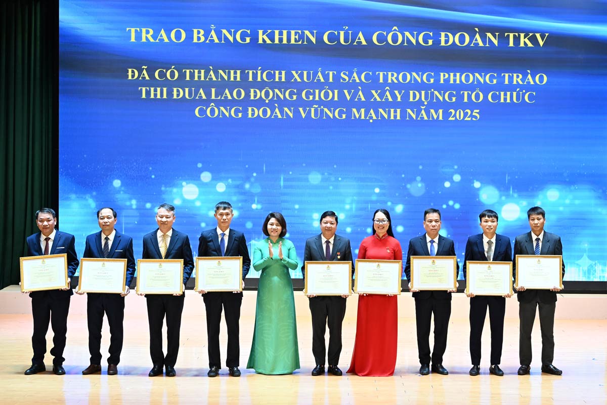 Nhieu ca nhan, tap the duoc nhan bang khen cua Cong doan TKV. Anh: Doan Hung