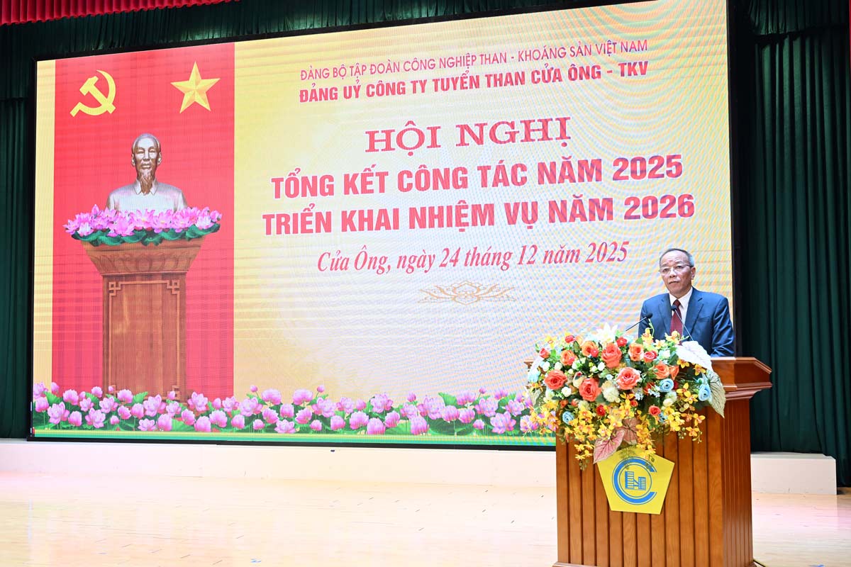 Mr. Khuat Manh Thang - Standing Deputy Secretary of the TKV Party Committee - spoke at the conference. Photo: Doan Hung