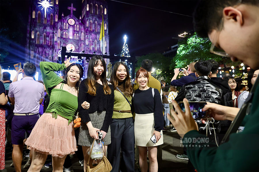 Sea of people flock to the Great hall, Hoan Kiem Lake... to celebrate Christmas in Hanoi