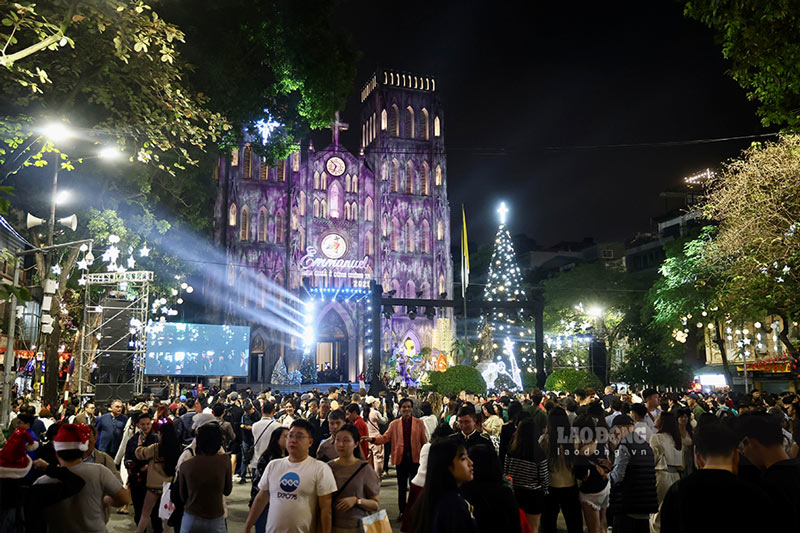 Nhu thuong le, cu den dip le Giang sinh, khap pho phuong Ha Noi lai nhon nhip boi dong nguoi keo ve cac khu vuc trung tam nhat la khu Nha tho Lon de vui choi va chup anh “song ao“. Khu vuc Nha Tho chi sau mot thoi gian ngan da dong nghit nguoi.