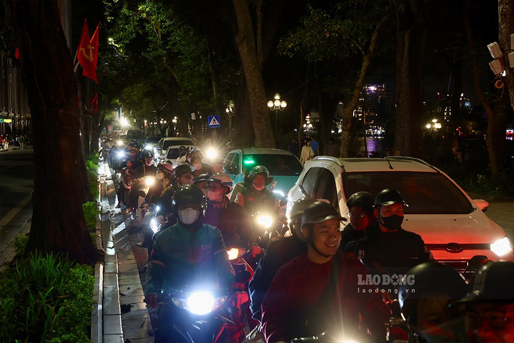 Dong xe dong nghet tren tuyen pho Le Thai To do ve cac diem don Giang sinh.