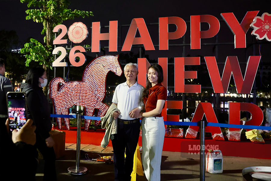 Nguoi dan rang ro chup anh check-in tai bo Ho Guom,