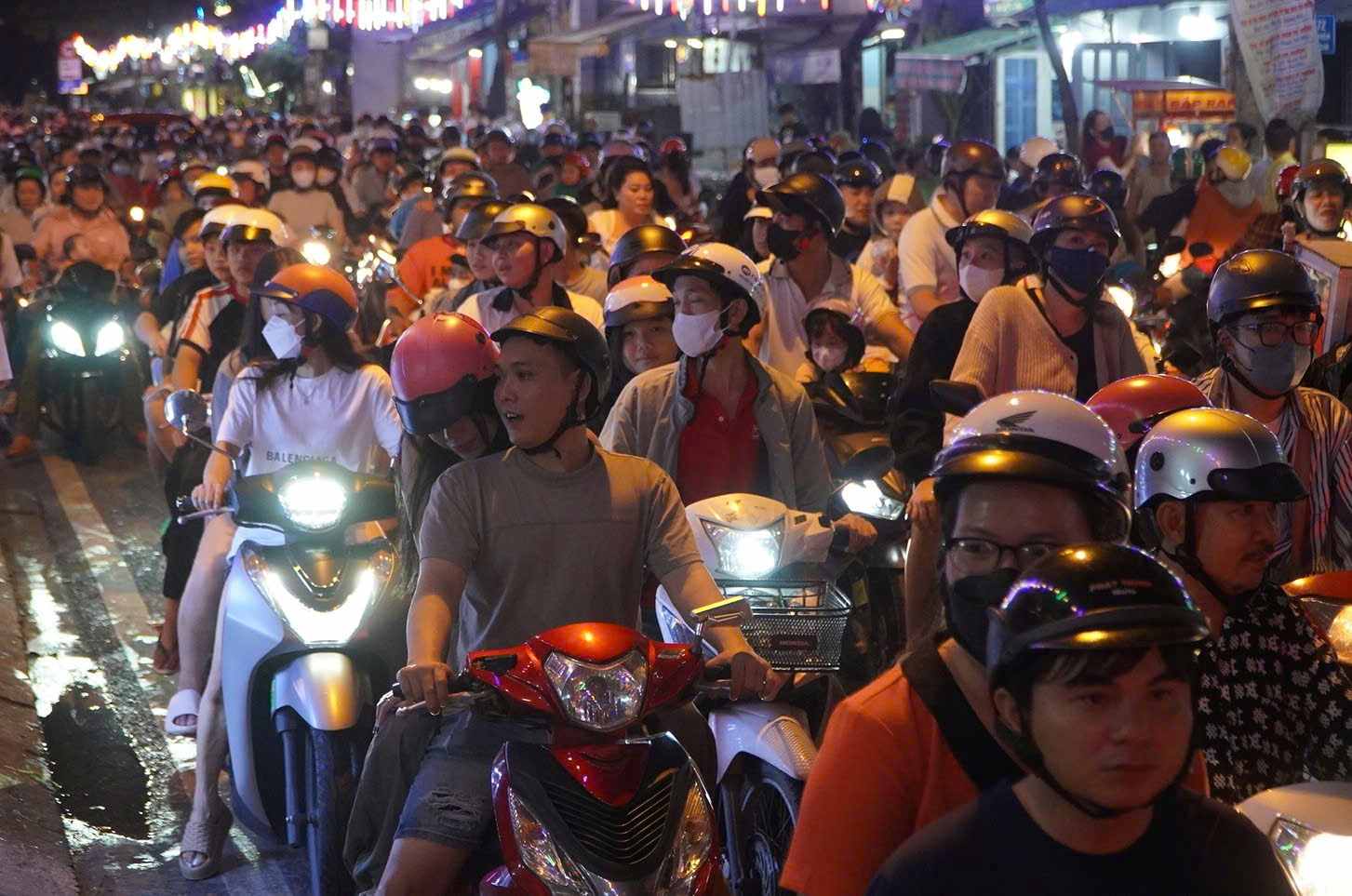 Dong phuong tien chen chuc nhau nhich tung chut gay ra un tac. Anh: Chan Phuc