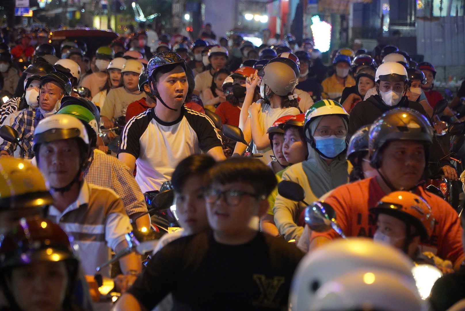 Nam nao den Giang sinh tuyen duong Pham The Hien cung dong nghit. Anh: Chan Phuc