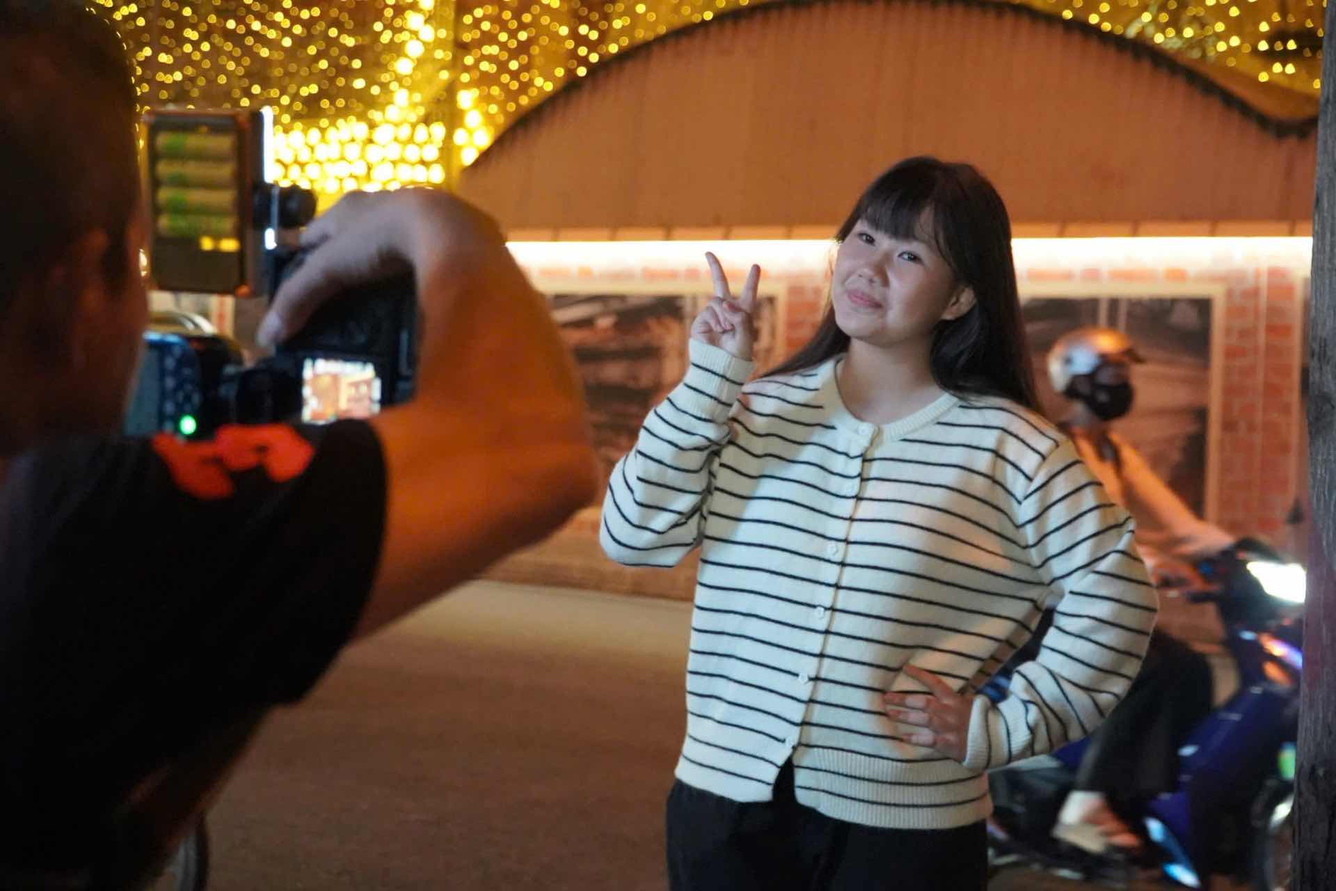 Many people flock to Notre Dame Cathedral, the center of Ho Chi Minh City is bustling on Christmas Eve