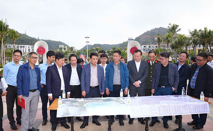 Chairman of Hai Phong City People's Committee Le Ngoc Chau inspected the Cat Ba Central Bay Tourism and Commercial Service Project. Photo: Dam Thanh