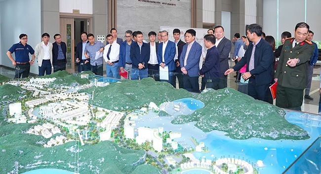 Chu tich UBND TP Hai Phong kiem tra Du an dau tu Khu do thi du lich Cai Gia (Cat Ba Amatina). Anh: Dam Thanh