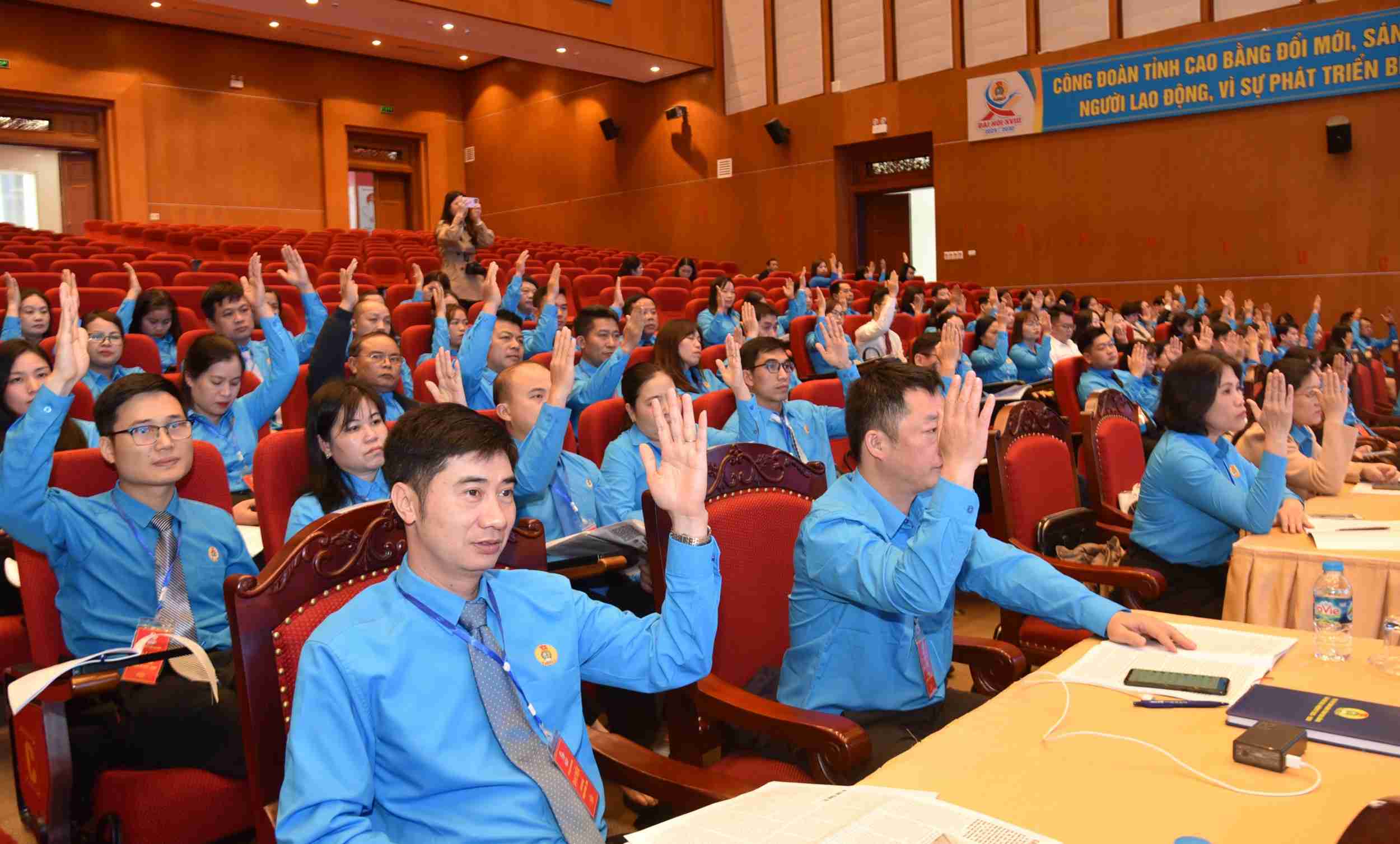 The delegates voted to approve the program and content of the First Session of the Congress. Photo: Dam Tu
