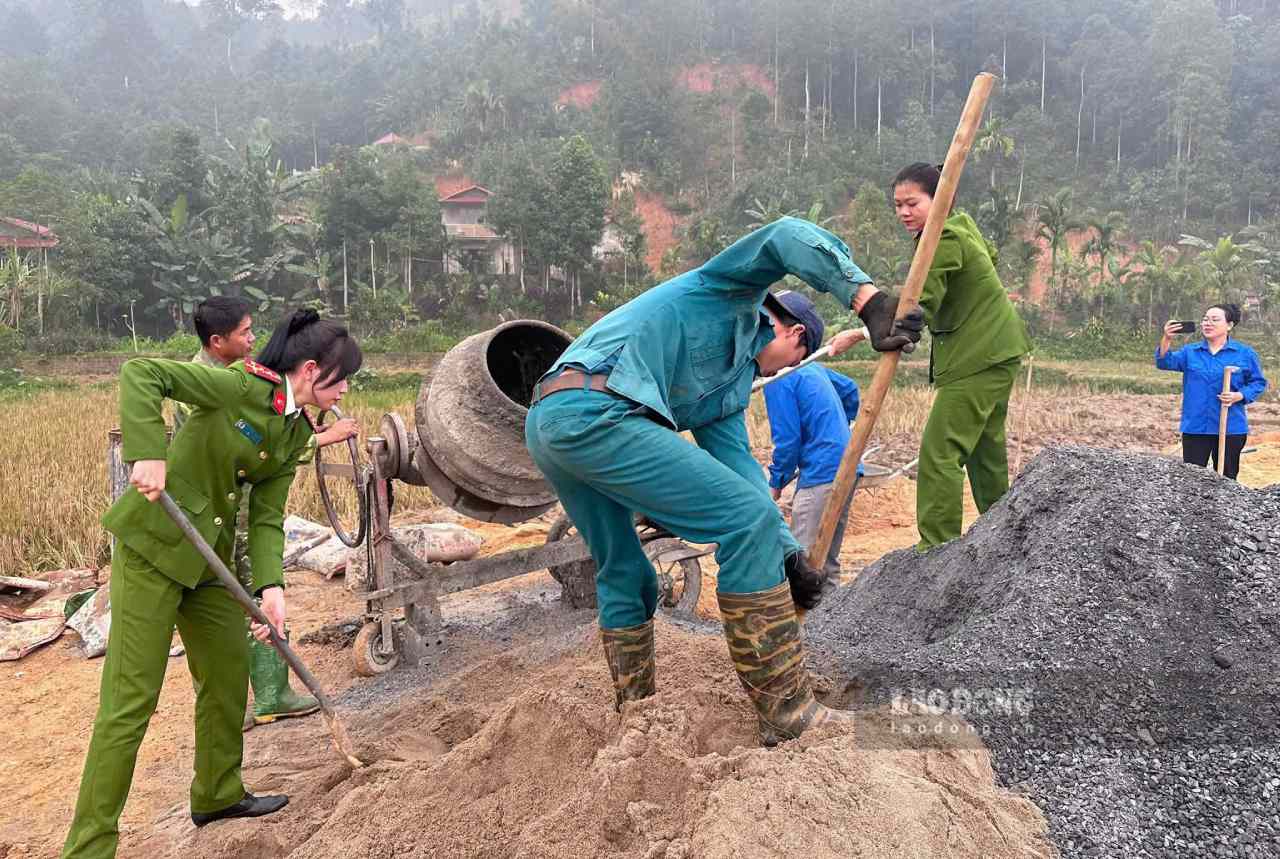 Luc luong Cong an, quan doi cung cac doan the duoc huy dong de ho tro nguoi dan lam nha. Anh: Van Duc