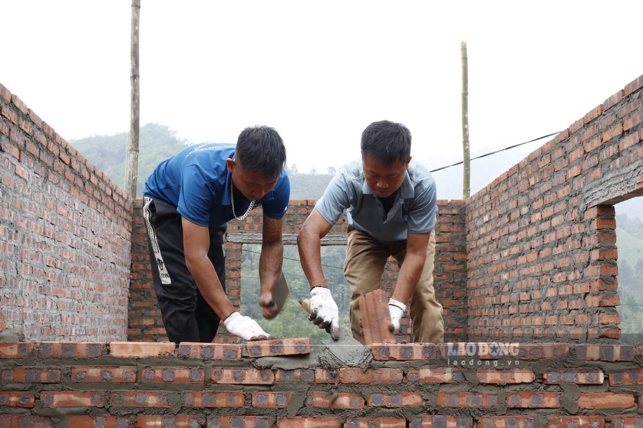 Cong nhan lao dong tang cuong day nhanh tien do som hoan thien nha cho cac ho dan bi anh huong boi thien tai. Anh: Van Duc