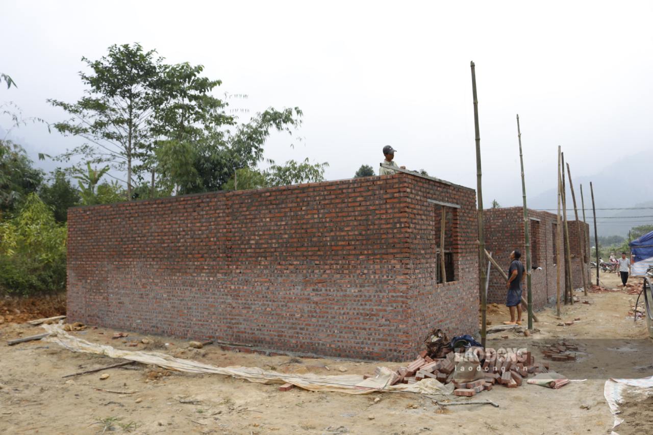 Ngoi nha moi cua gia dinh ba Khang dang dan hoan thien. Anh: Van Duc